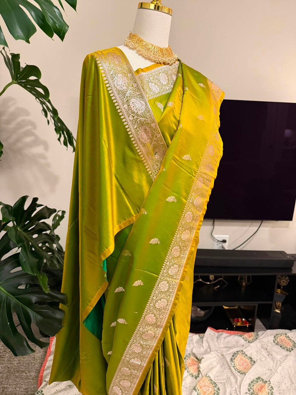 Premium Pure Banarasi Silk Saree (Parrot Green)