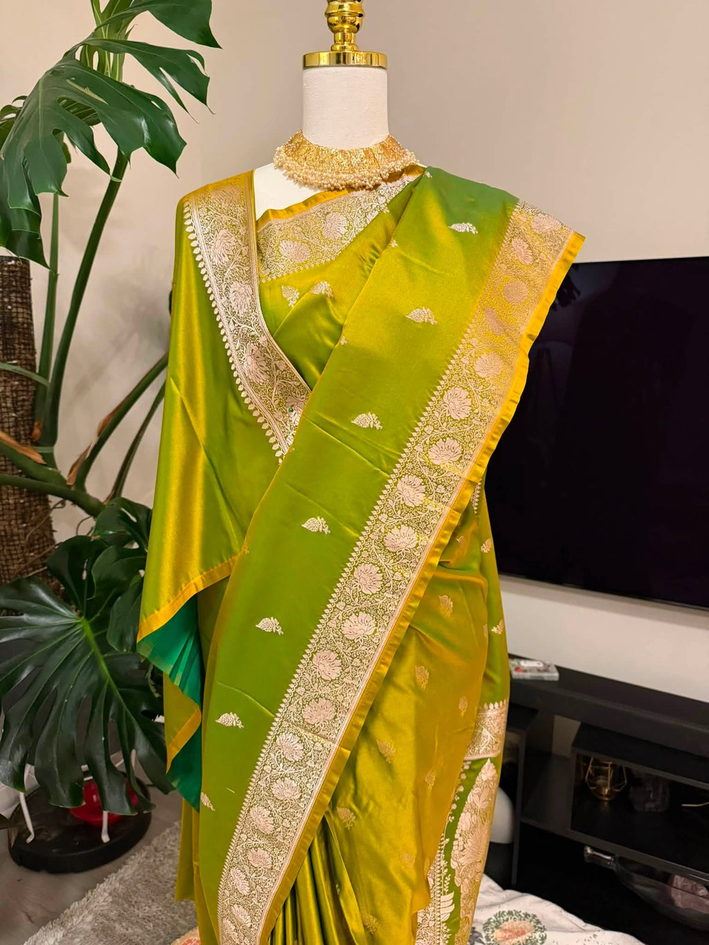 Premium Pure Banarasi Silk Saree (Parrot Green)