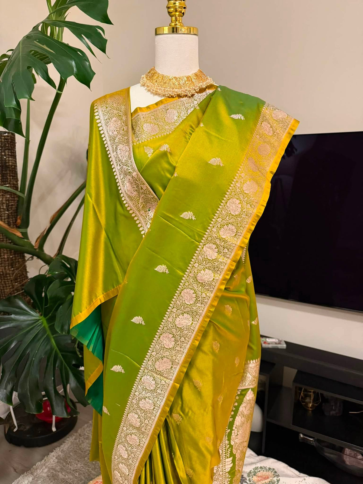 Premium Pure Banarasi Silk Saree (Parrot Green)